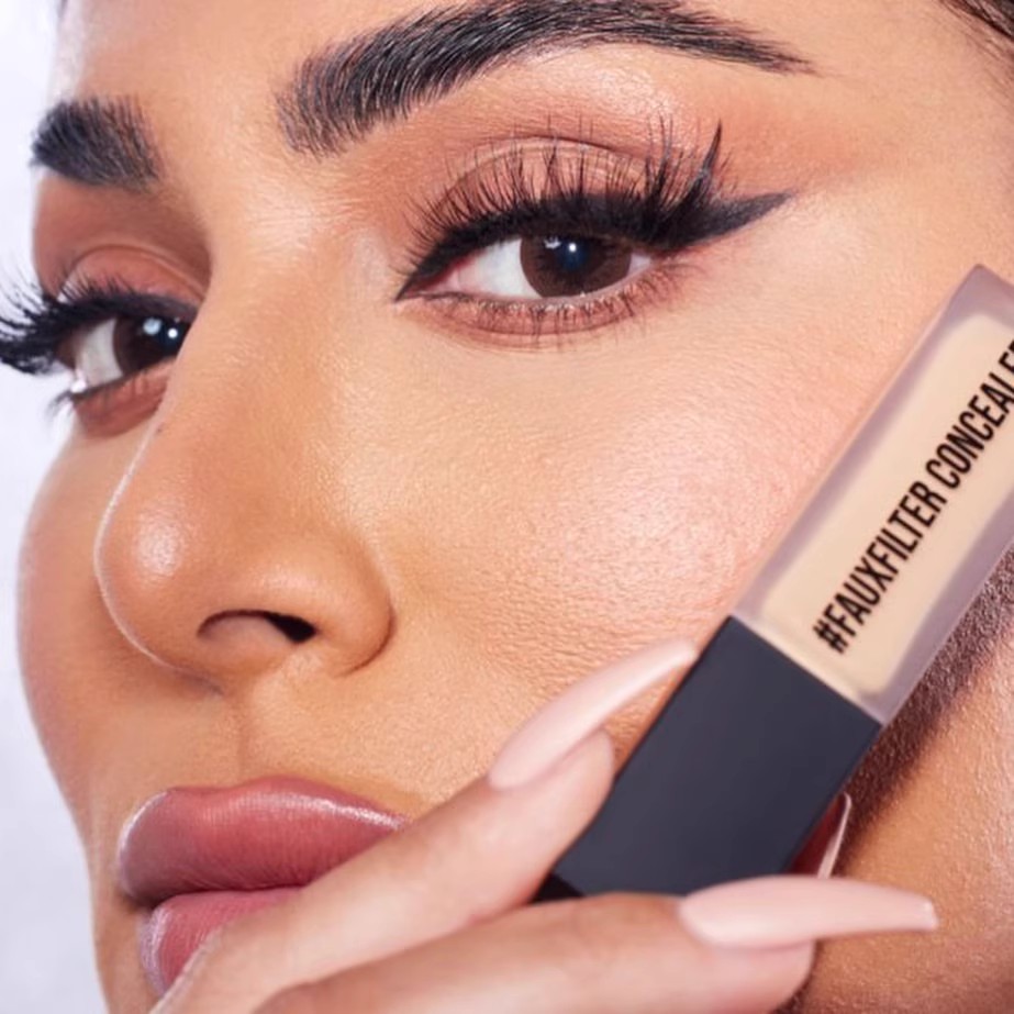 Huda Beauty Faux Filter مضيئة  - مراجعة Huda Beauty Makeup Bag وسعره