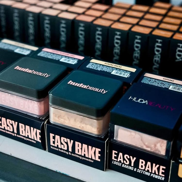 بودرة هدى بيوتي السائبة المخبو - مراجعة Huda Beauty Makeup Bag وسعره